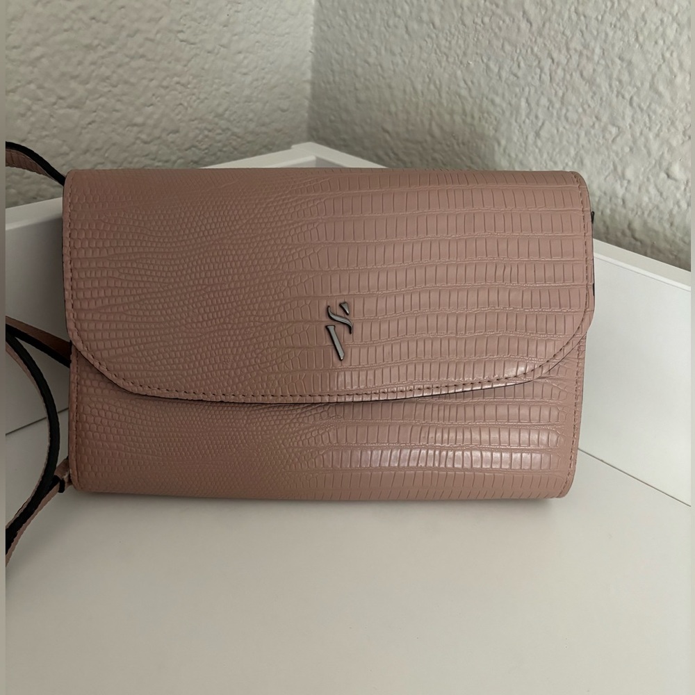 EUC Vera Wang crossbody wallet